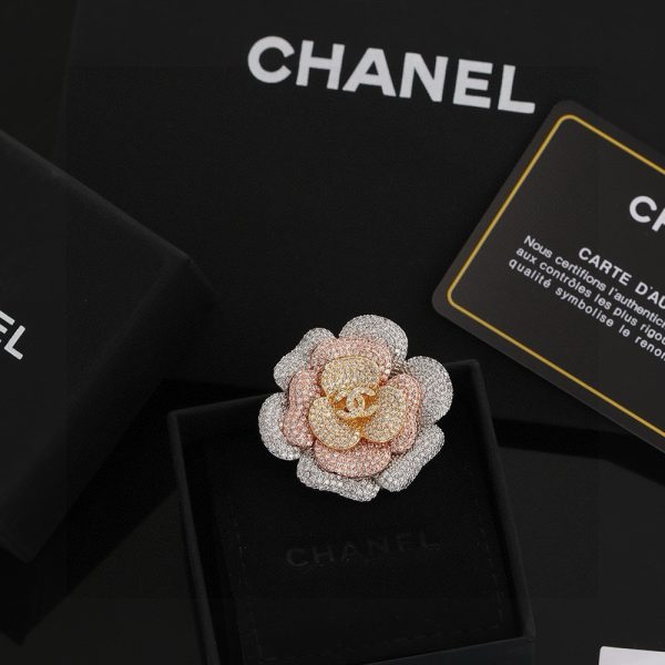 Broche Camélia Chanel – Élégance Iconique