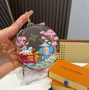 LV Mini Charm – L’icône en version pop Louis Vuitton Sacs