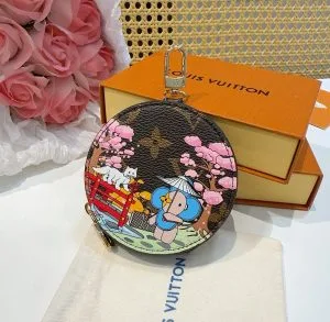 LV Mini Charm – L’icône en version pop Louis Vuitton Sacs