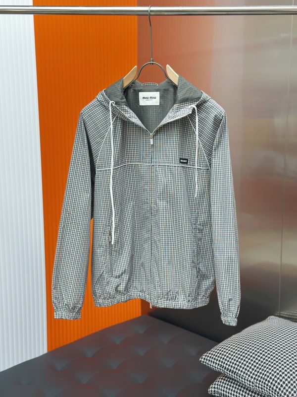 Veste Miu Miu Check – L’élégance sportive unisexe