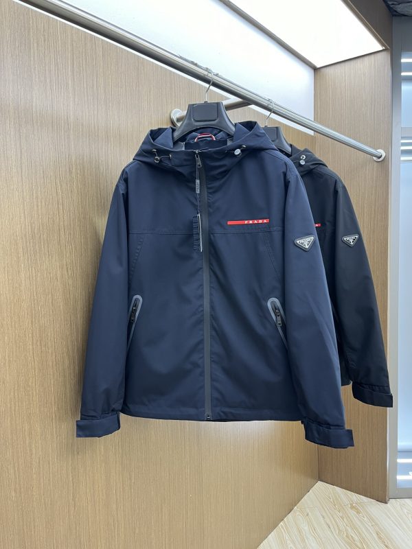 Prada Early Spring Hooded – L’élégance technique