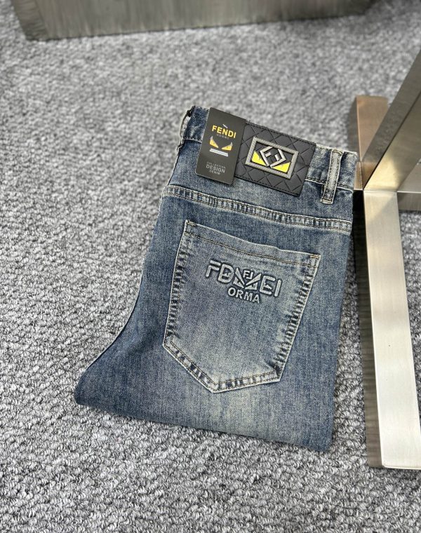 Fendi Denim SS25 — Le jean signature du raffinement