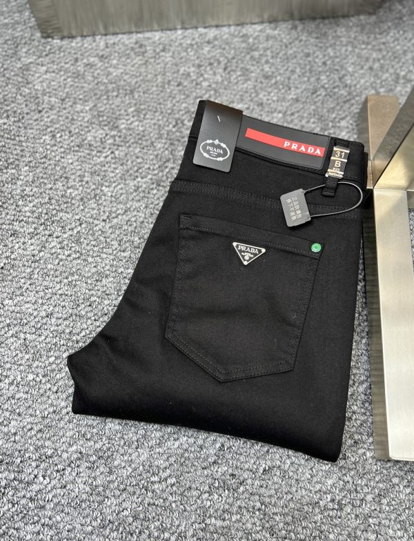 Prada Denim SS25 — L’élégance à l’état brut