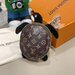 LV Turtle Pouch – L’élégance voyageuse Louis Vuitton Sacs