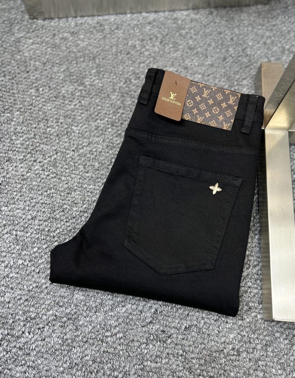 Louis Vuitton SS25 — Le jean brut de caractère