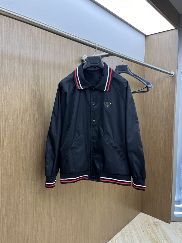 Prada Varsity 2025 – Le bomber de l’élégance