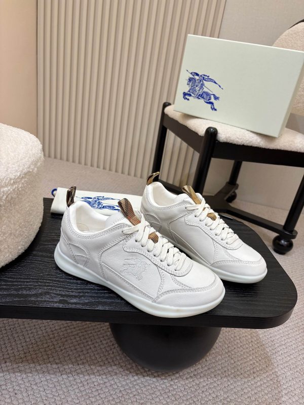 Burberry Homme – Sneakers Défilé Été 2025, Style Sport Chic & Cuir Italien
