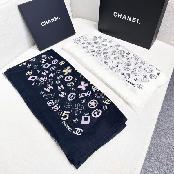 CHANEL Maillard Edition – Coque Luxe à Chaîne avec Boule Dorée & Rabat Carte