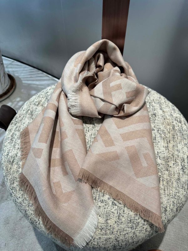 Fendi – Carré XXL en jacquard logo FF, léger et élégant (140 x 140 cm)