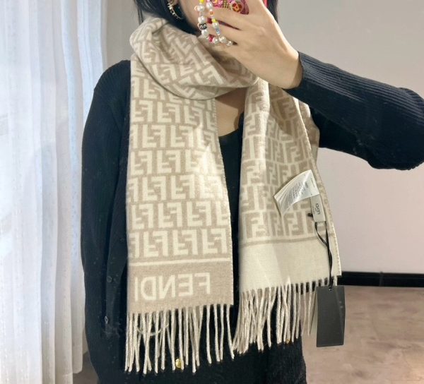 Fendi – Écharpe FF édition limitée, mélange laine et cachemire, fabrication artisanale (30 x 180 cm)