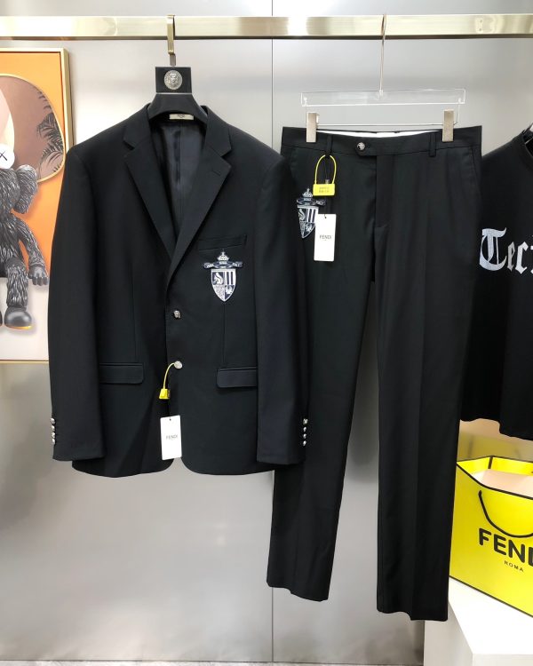 ‍️ FENDI – Costume Homme Pré-Printemps 2025 (Version Boutique)Business & Casual | Haute Couture Italienne | Design Logo Brodé