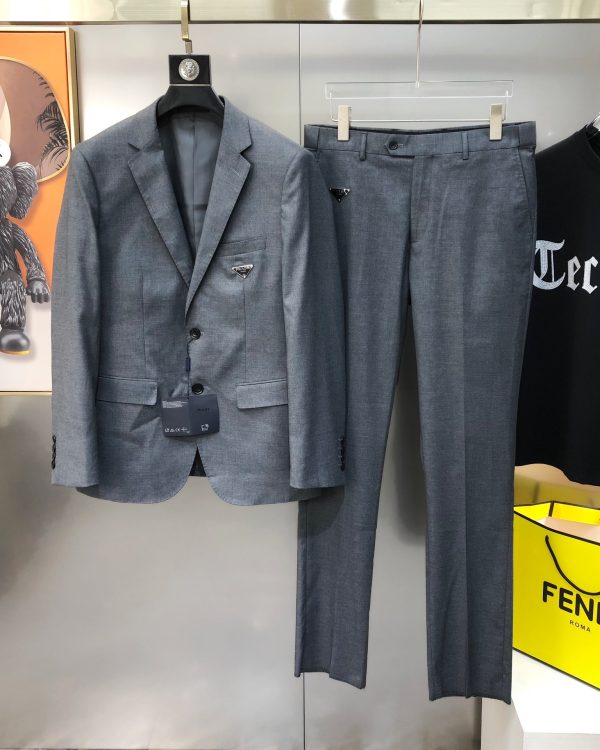 PRADA – Costume Homme Pré-Printemps 2025 (Veste + Pantalon) Business & Casual | Haute Couture Italienne | Détail Triangle Signature
