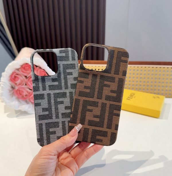 Fendi – Coque iPhone avec motif FF vintage, style iconique et protection assurée
