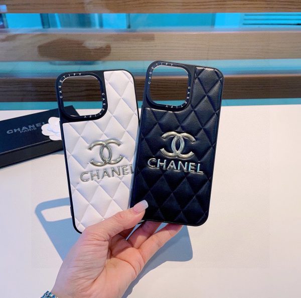 CHANEL Coque Élite Embossée – Logo Doré, Cuir Premium & Protection Intégrale
