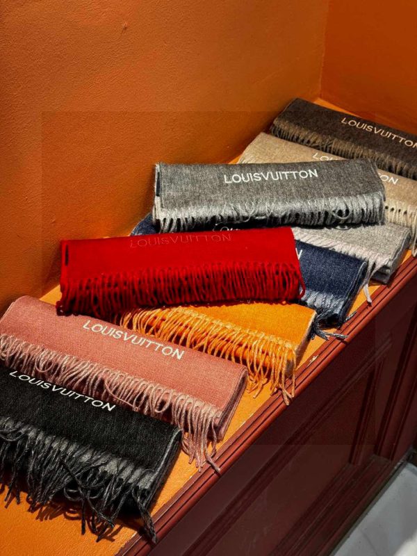 Louis Vuitton – Écharpe Double Face Cachemire Premium (Couple / Mixte) Exclusivité défilé | Cachemire mongol ultra doux | Finition luxe