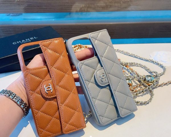 CHANEL “Véritable Beauté” – Coque Téléphone Luxe avec Chaîne Dorée & Boule Double C