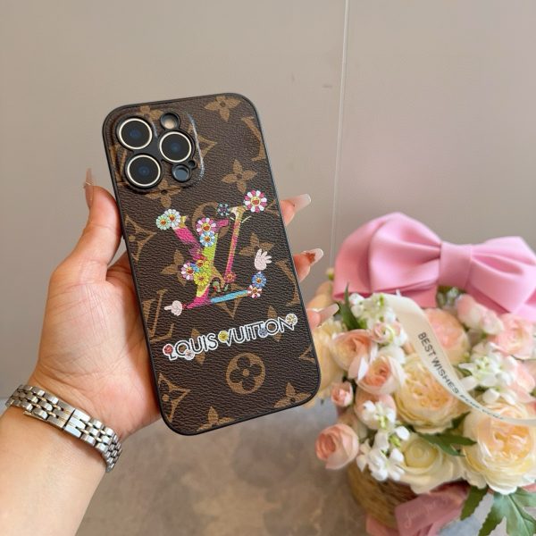 Coque LV x Takashi Murakami – Design Cherry Blossom, cuir intégral & finition perforée